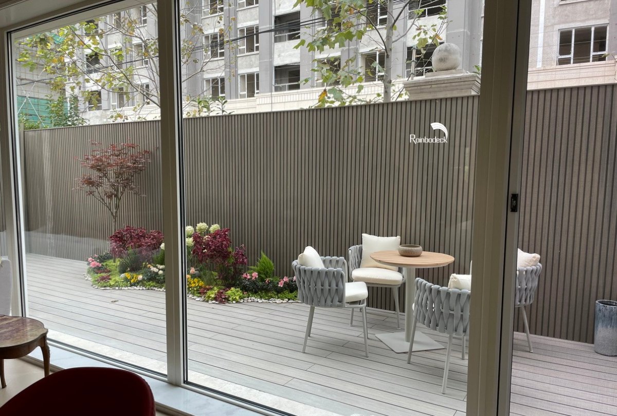 PRIVATE HOUSE - BACKYARD DECKING AND FENCE - COSHIELD DECKING AND COSHIELD G-PANEL