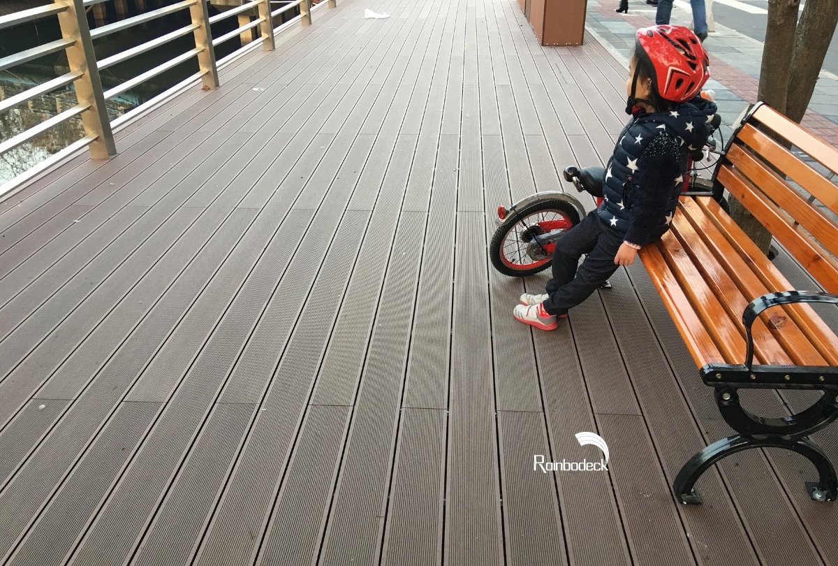 PUBLIC - RIVERSIDE PEDESTRIAN - HPC DECKING NOBLE