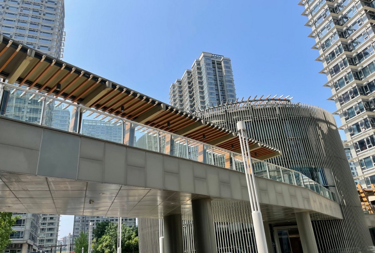 PUBLIC PROJECT - PEDESTRIAN BRIDGE CEILING - MODULAR COSHIELD MULTI-BEAM